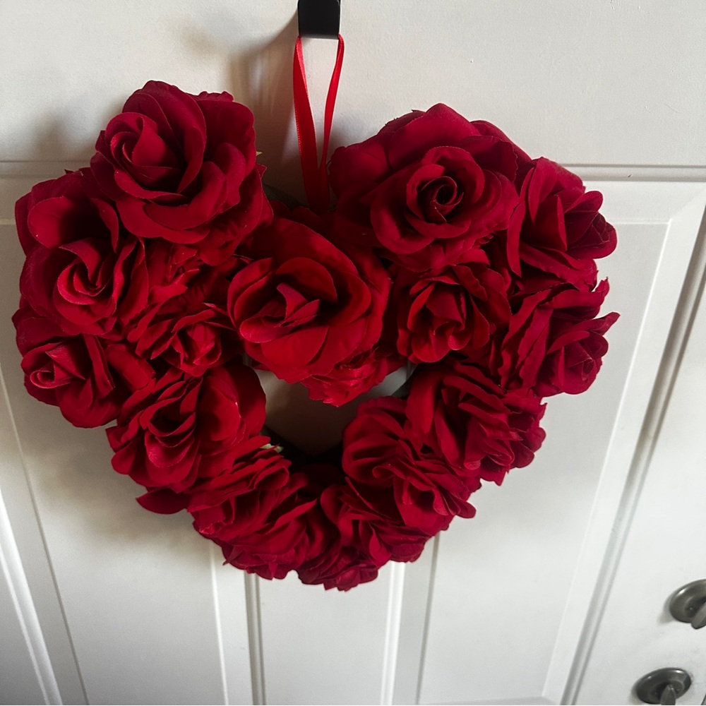 Red Roses Heart Wreath - Picture 5 of 7